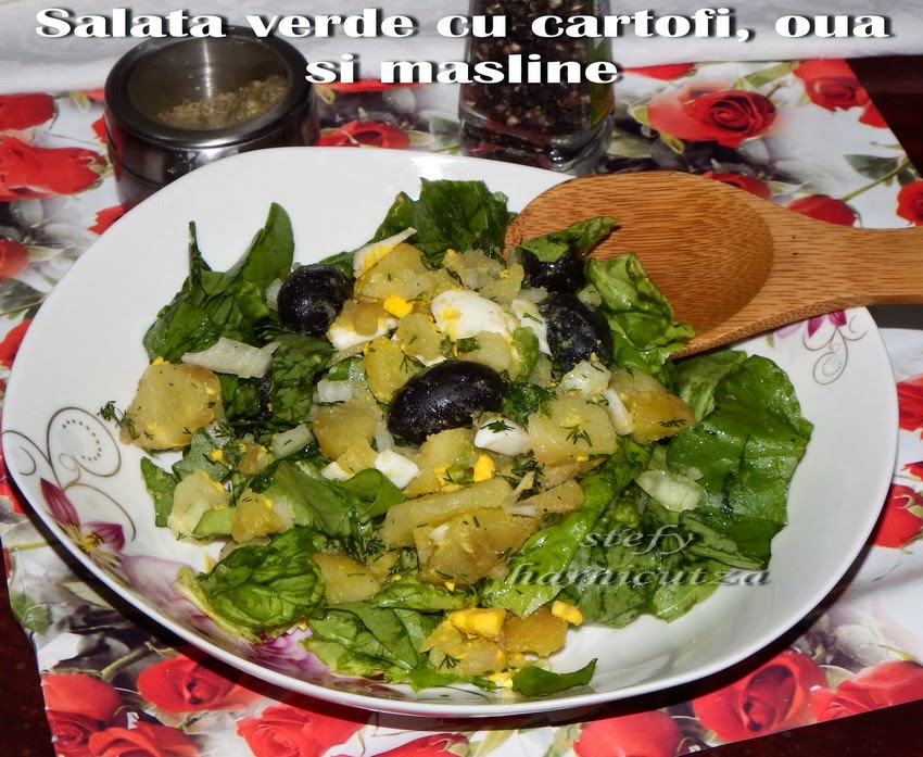 Salata verde cu cartofi, oua si masline