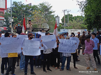 Gelar Aksi di Mapolda Sumsel, Puluhan Aktivis Minta Kapolda Ambil Alih Kasus OTT Oknum Ormas di Inspektorat OKI