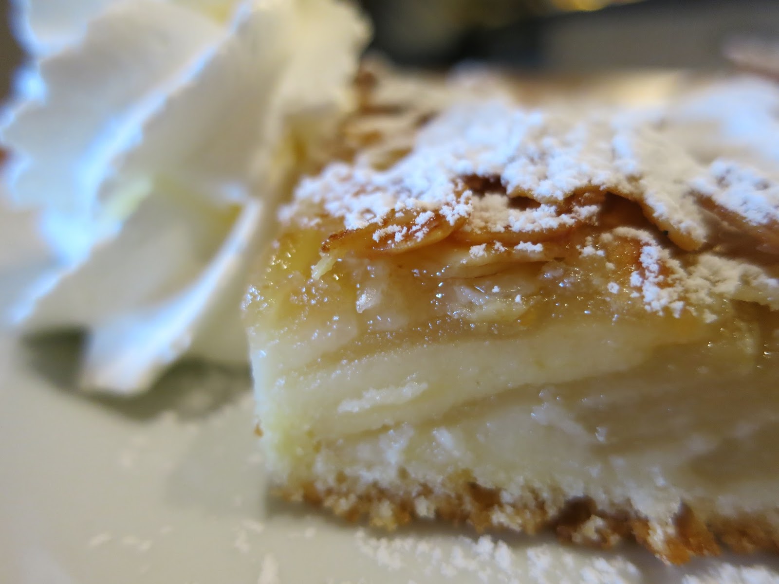 Saftiger Apfelkuchen vom Blech mit Mandelguss