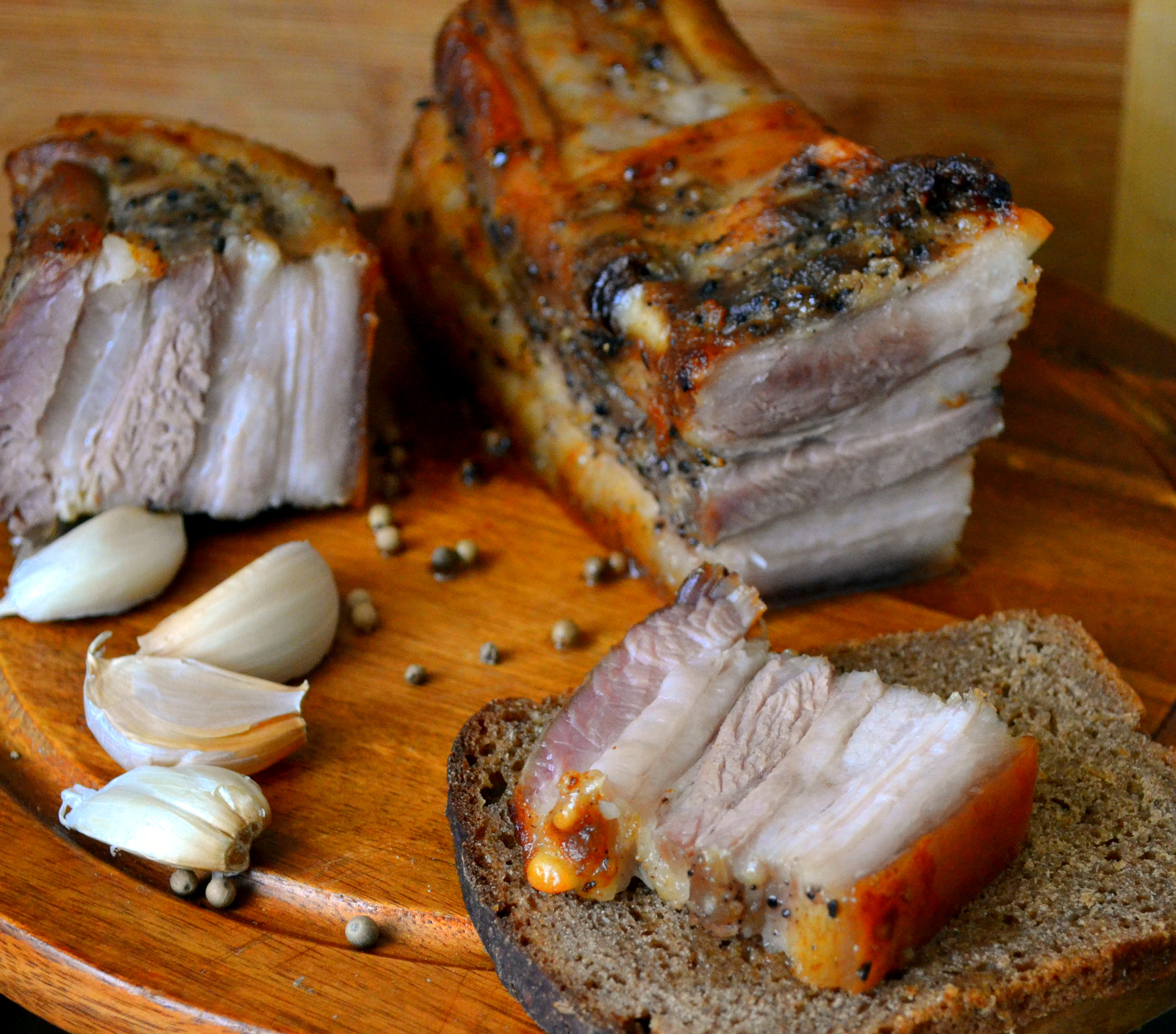 варена подчеревка. запечённый свиной подчеревок. рулет из подчеревка. подчеревок свиной для рулета. варена подчеревка.