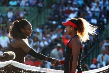 日本テニス界史上初: 全米女子テニス(2018) 決勝で、大坂なおみ (right) がセレーナ=ウイリアムズ(left) をストレートで破り、初優勝！