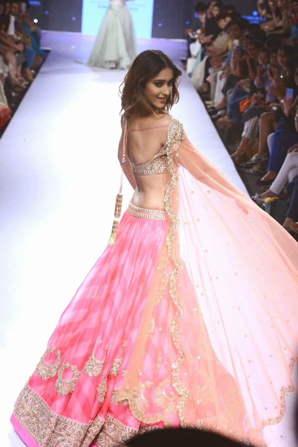 High Quality Bollywood Celebrity Pictures Ileana D Cruz Sexiest Navel Show On The Ramp As She