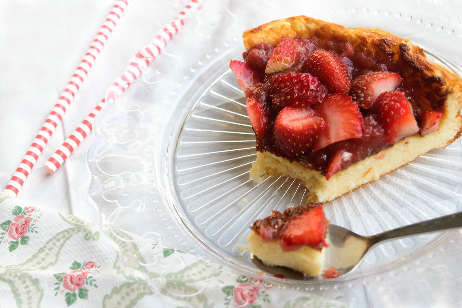 Tarta fit de queso con mermelada de fresas