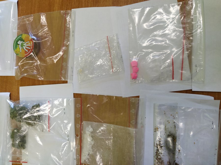 Młodzi ludzie z narkotykami na Rzeszowskiej