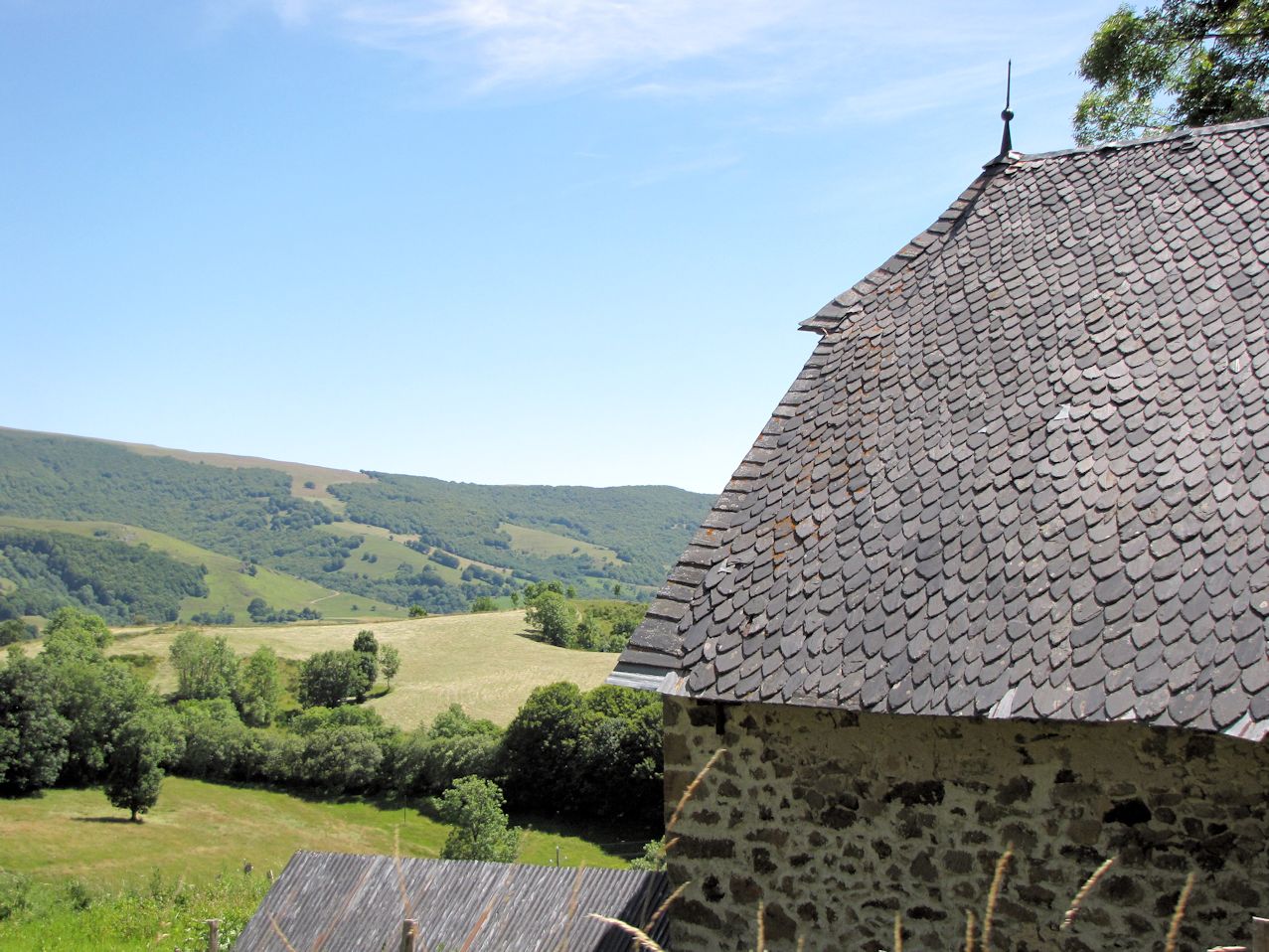 фото крыши дома с дыркой. кровля gaf. сланцевая кровля. композитная черепица metrotile. тегола традишнл альпийский сланец.