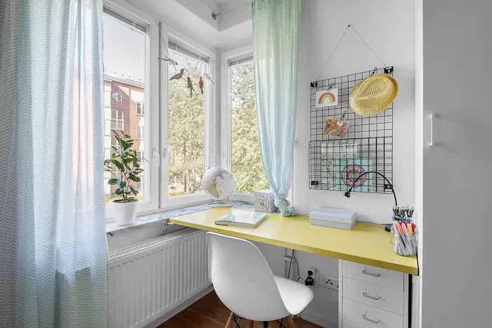 Rincón de estudio con tabla y cajonera