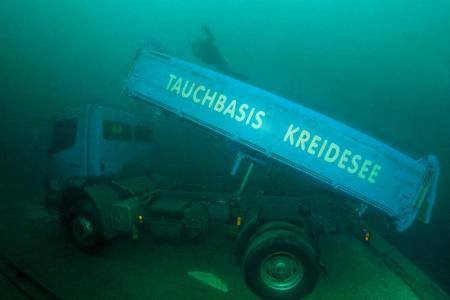 A história do caminhão caçamba abandonado debaixo d'água