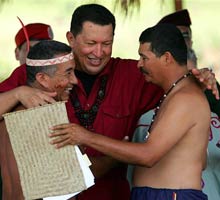 http://1.bp.blogspot.com/-IGVsU5LFsqI/TlAo8AHMZdI/AAAAAAAAAzM/FB6U16jfaKo/s1600/chavez+e+indios2.jpg