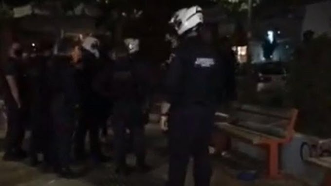 Παγκράτι: «Έφοδος» και... συνωστισμός αστυνομικών στην πλατεία Βαρνάβα για τον κορωνοϊό (Videos)