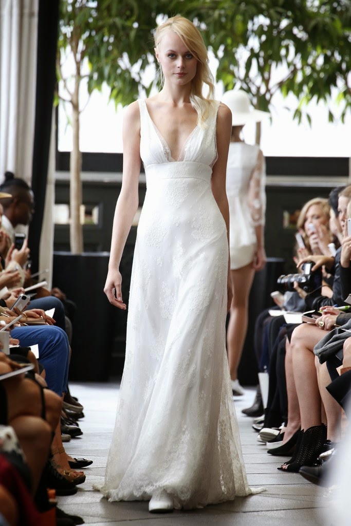 Robe témoin de mariage stricte et discrète chez Persun