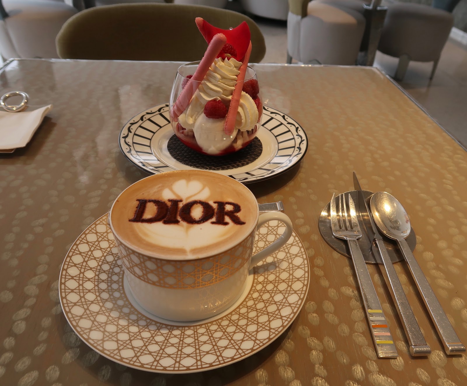 ごろごろ エルメとディオール Cafe Dior