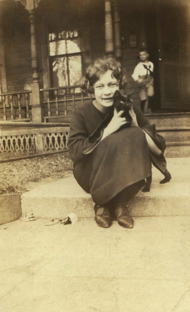 16 Adorable Vintage Portraits of People With Their Cats From the 1920s