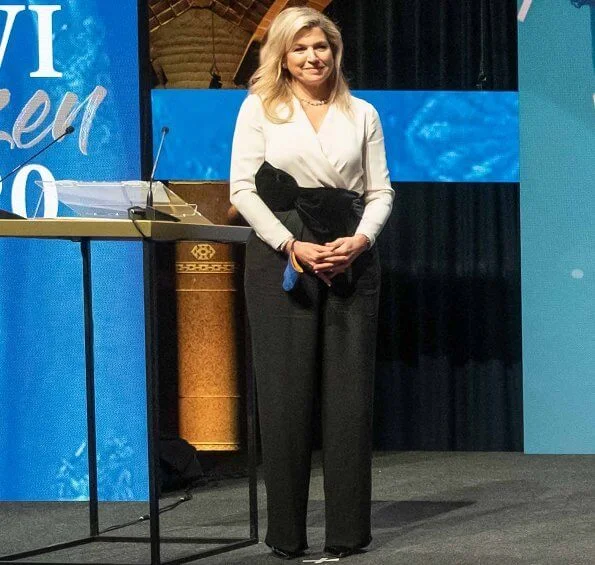 King Willem I Prize in the Beurs van Berlage. Queen Maxima wore Natan jumsuit and diamond earrings, ginvito rossi suede pumps