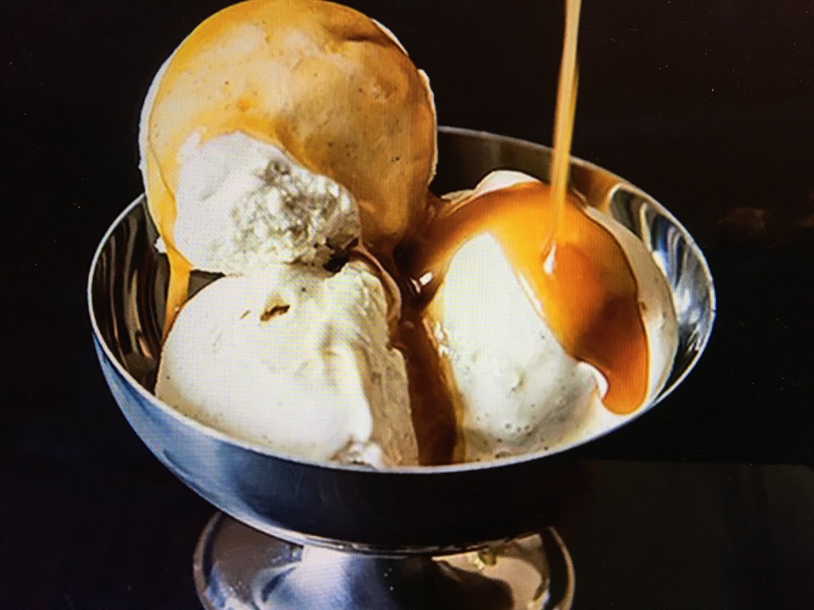 пломбир с кленовым сиропом. мороженое с пеканом и кленовым сиропом. кленовое мороженое. мороженое вкусландия с кленовым сиропом. кленовое мороженое.