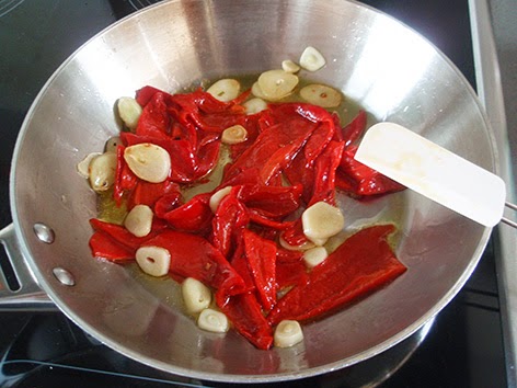 Elaboración de la salsa de pimientos y tomate