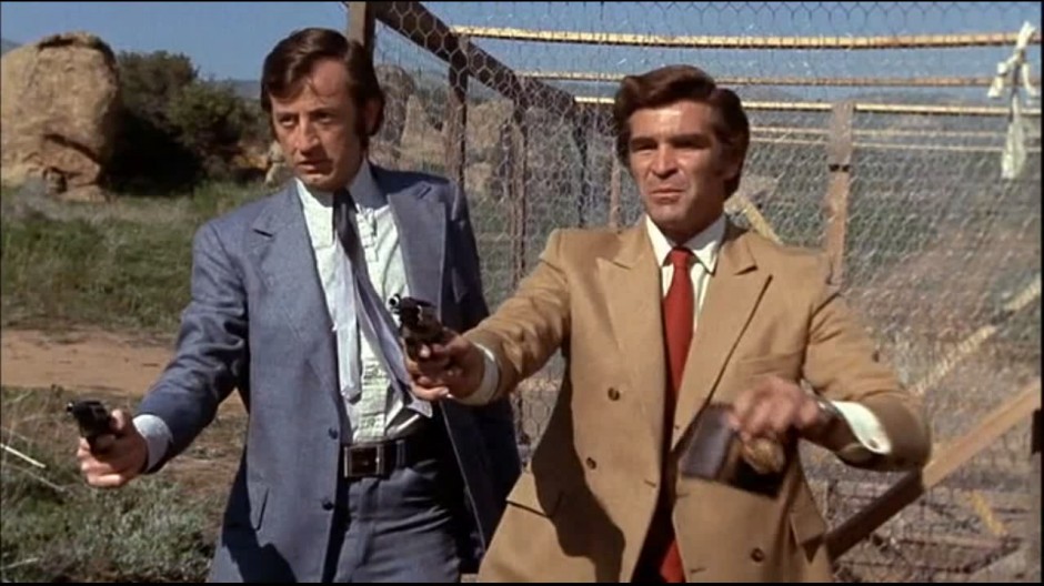 A VOLTA DA GANGUE DOS DOBERMANS (DUBLADO/720P) – 1973 A%2BVolta%2Bda%2BGangue%2Bdos%2BDobermans%2B1973%2B720p.mp4_snapshot_01.22.31.346%2B%255BLargura%2BM%25C3%25A1x%2B2400%2BAltura%2BM%25C3%25A1x%2B1800%255D