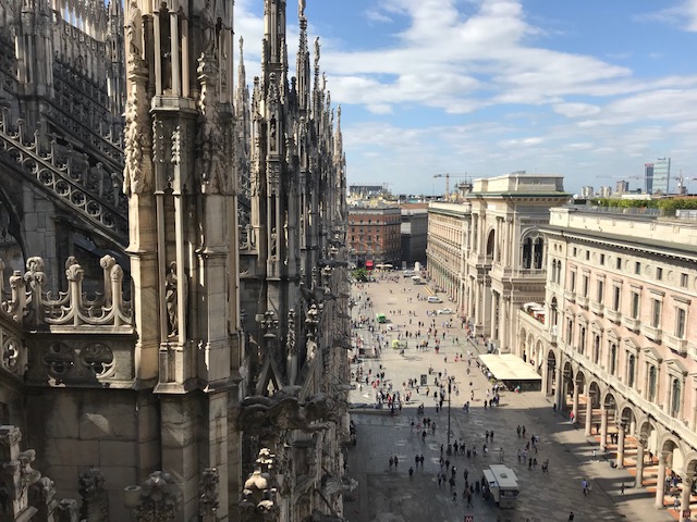 イタリア・ミラノのドゥオーモの途中の屋根の上から外を見る