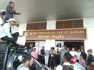 Merasa tuntutan tidak digubris, puluhan pendemo dari Forum Pemuda Mahasiswa Batabual Kecamatan Batabual, Kabupaten Buru kembali mendemo DPRD Maluku, Rabu (21/8). Tuntutan kali ini, masih sama dengan tuntutan mereka di pertengahan 2018 lalu, yakni pembangunan jembatan dan perbaikan jalan. Padahal sejak 2011, jalan Batabual sudah bertastus jalan provinsi. 