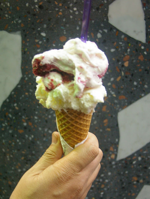Pidapipó - coconut and raspberry swirl gelato