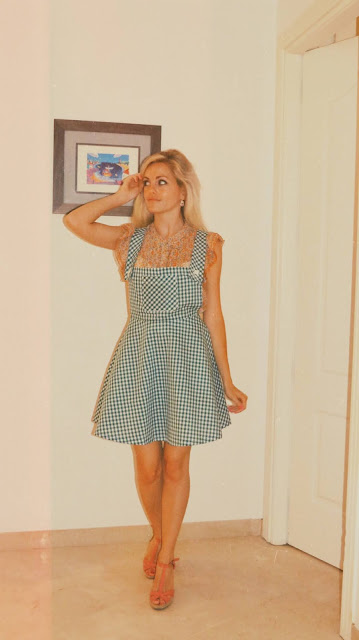 Alejandra Colomera luciendo un pichi de cuadros vichy verde