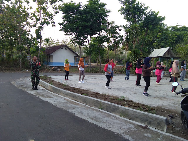 Ciptakan Tubuh Yang sehat, Babinsa Saradan Ikuti Senam Pagi Bersama Warga