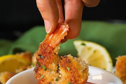 CRISPY PANKO SHRIMP wITH COCKTAIL SAUCE