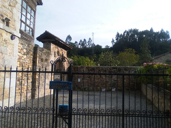 Imagen de la cancela de hierro en la entrada al Monasterio