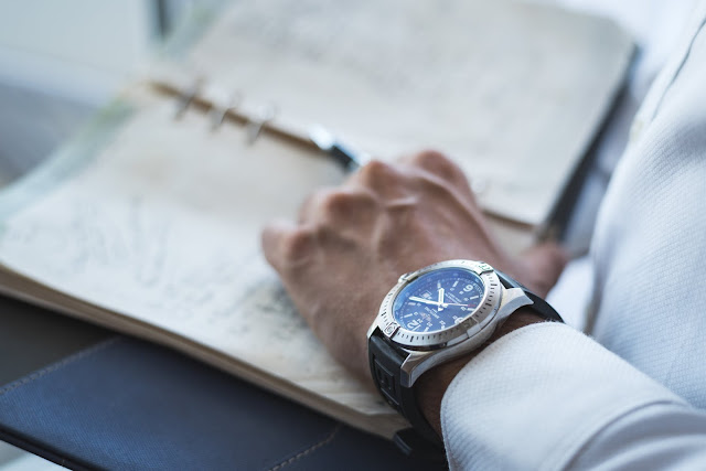How to Wear a Luxury Watch How to Wear a Luxury Watch