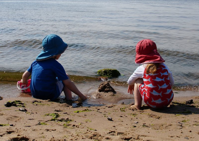 Stilles Ertrinken bei Kindern: Interview mit Dirk Bohner von der DLRG. Auf Küstenkidsunterwegs erfahrt Ihr, was es mit dem "stillen" und dem "sekundären" Ertrinken zu tun hat und was Ihr tun könnt, um als Eltern Eure Kinder vor dieser Gefahr zu schützen.