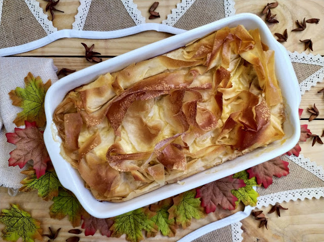 Receta de tarta de higos con queso y masa filo. Postre de otoño. Fácil, rico, cremoso, con horno. Cuca