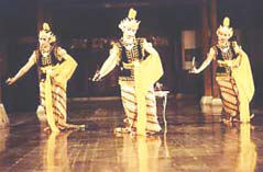 Tari Serimpi Dari Jawa dan Tari Jathilan