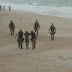 Após fugir da polícia, homem é retirado do mar pelo Graer e preso; assista