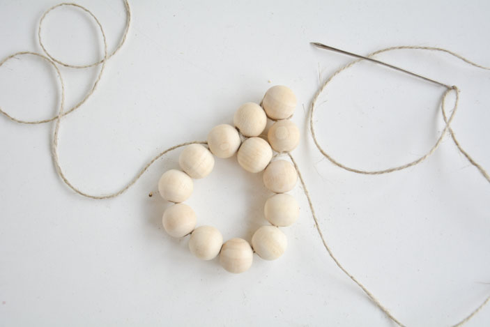 estrellas de cuentas de madera