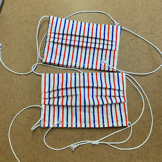 Masque tissu avec poche pour filtre amovible Cette version de masque permet d'insérer une lingette filtrante entre le tissu du dessus et la doublure, en outre j'ai simplifié les étapes pour que cela soit plus pédagogique et plus facile