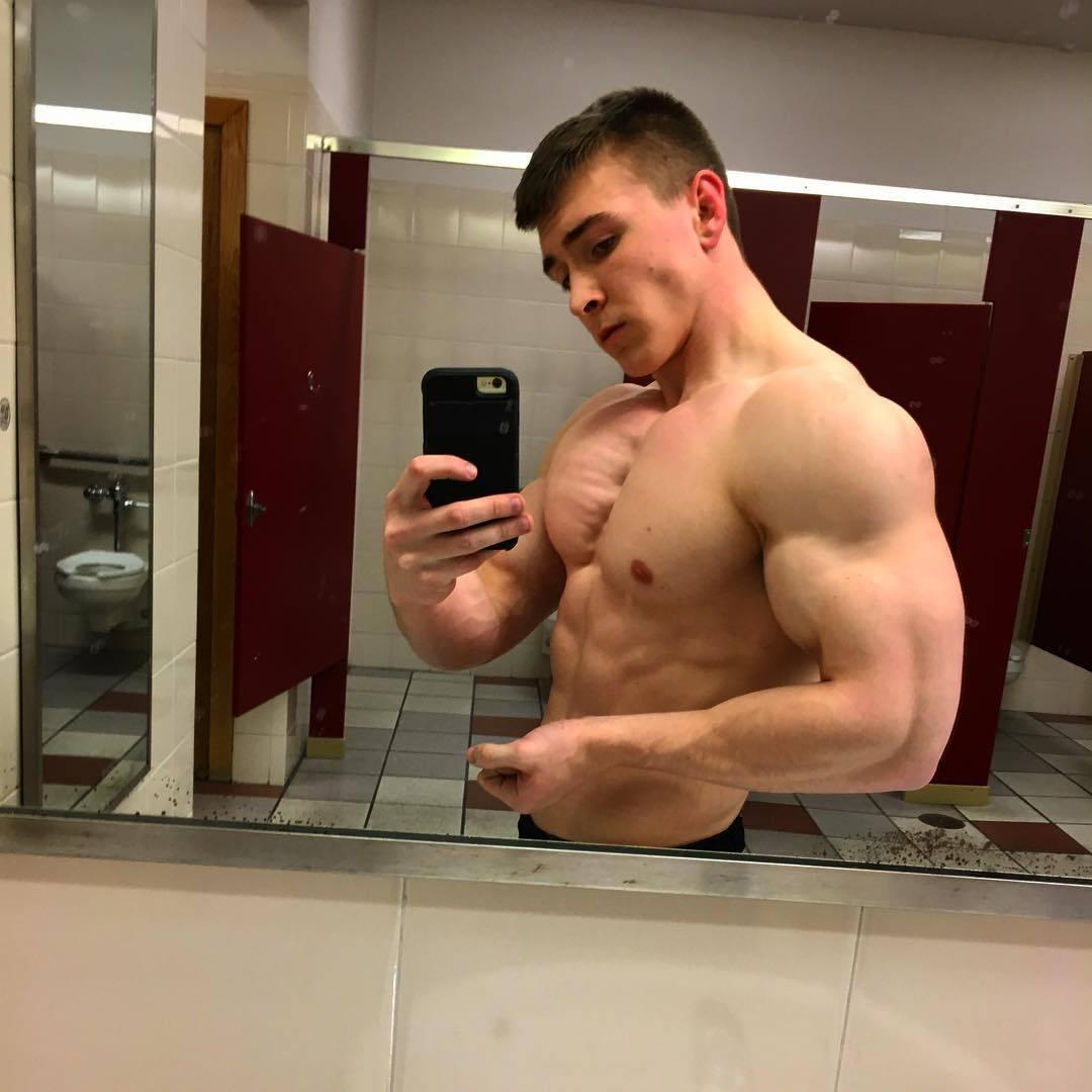 shirtless-young-alpha-muscle-pecs-biceps-flex-hunks-selfies