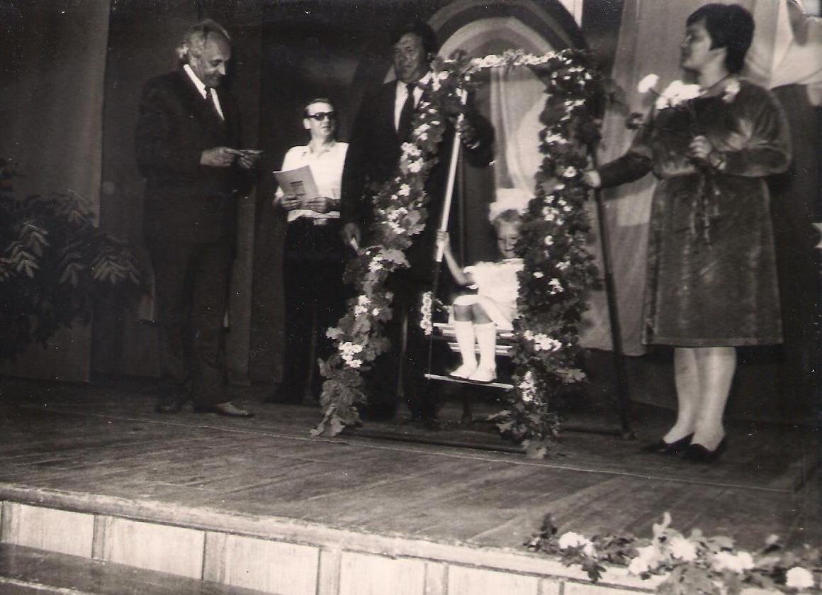 Bērnības svētki Valles skolā 1970-tie gadi, no kreisās puses - aktieris Jānis Ķekars