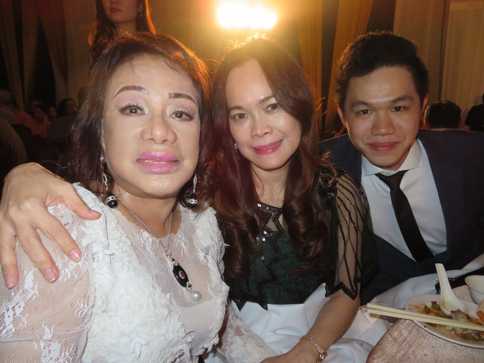 Kee Hua Chee Live! DR JANSON ANG, FOUNDER OF THE GIVING BANK, AWARDED TROPHIES TO CHARITABLE