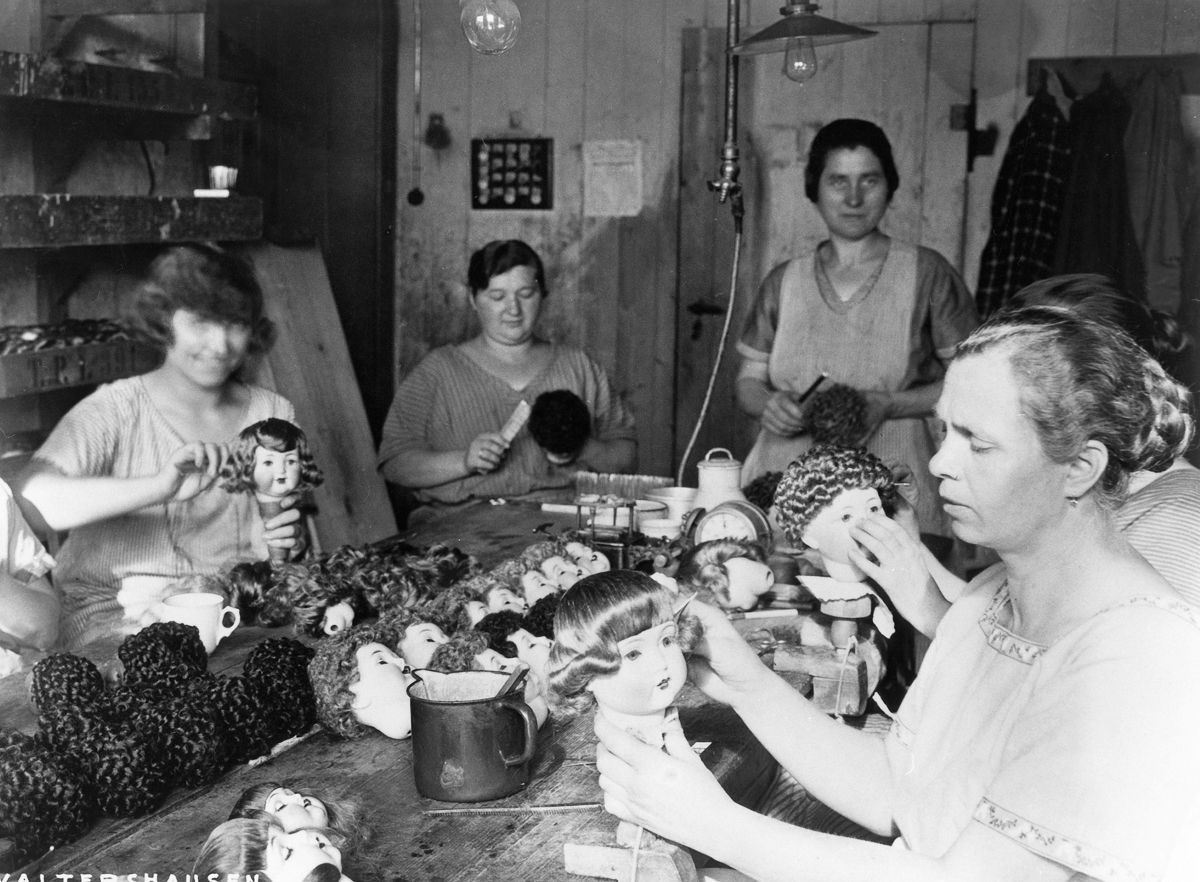 These 26 Vintage Photographs From Inside Old Doll Factories Will Make You Shudder vintage everyday