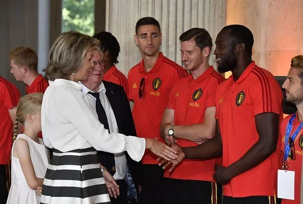 Princess Eléonore attended the celebration reception and congratulated the Belgium football team players. Queen Mathilde wore Natan skirt