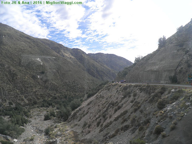Desfiladeiro na travessia dos Andes. A estrada vista do lado direito. Desfiladeiro na travessia dos Andes. A estrada vista do lado direito.