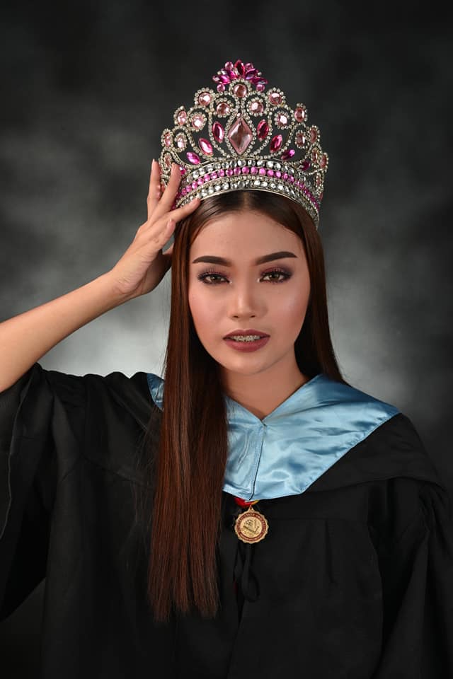Pageant o aral? Beauty queen poses with crowns for graduation photo
