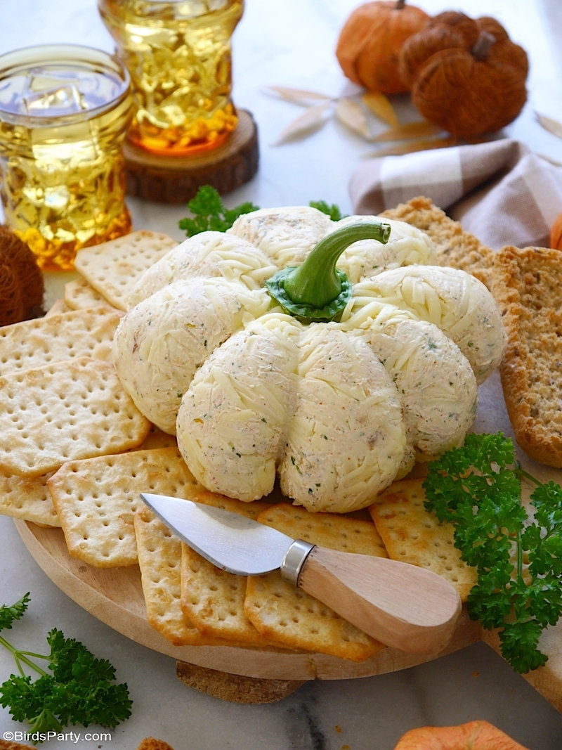 Apéritif Boule au Fromage en Forme de Citrouille - une recette facile à préparer, délicieuse et peu coûteuse pour les apéro d'automne!