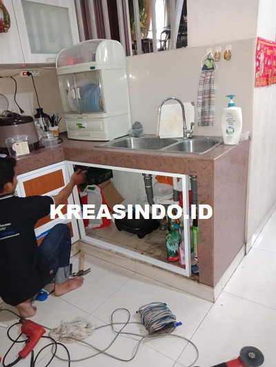 Lemari Bawah Tangga Aluminium dan Kitchen Set Aluminium pesanan Bpk Leman di Cengkareng