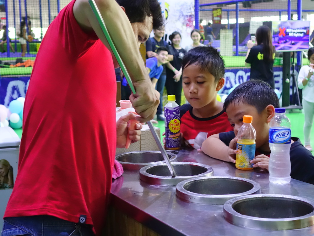 Kiddos' Travel Stories Amped Trampoline Park Jakarta Sesi Lompat 1