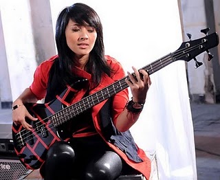 The Best of Female Guitarist in Indonesian - PAPATITI ONLINE