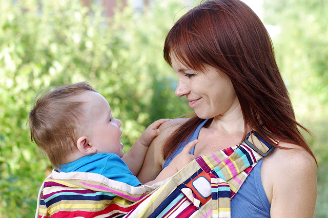 Care sunt avantajele sistemelor de purtare pentru bebelusi