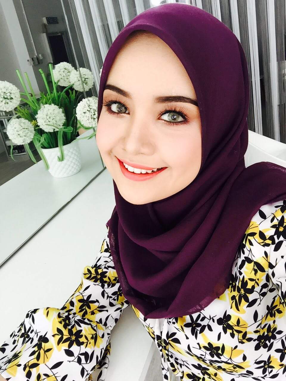 Browse through Gadis Ayu Melayu: Gadis Ayu 5022, and similar images.
