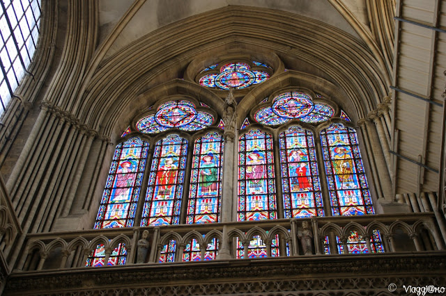 Le colorate vetrate interne della Cattedrale di Bayeaux
