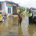 Anggota Babinsa Koramil Benowo Bantu Warga Korban Banjir