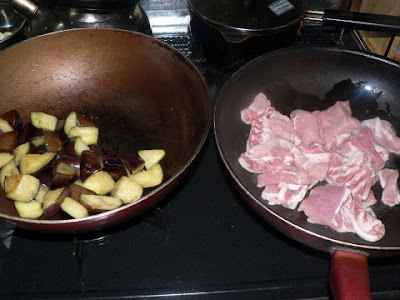 ナスと豚肉を炒める